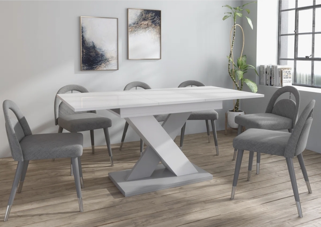 Oak & Aura's Extendable Dining Table with 4 chairs